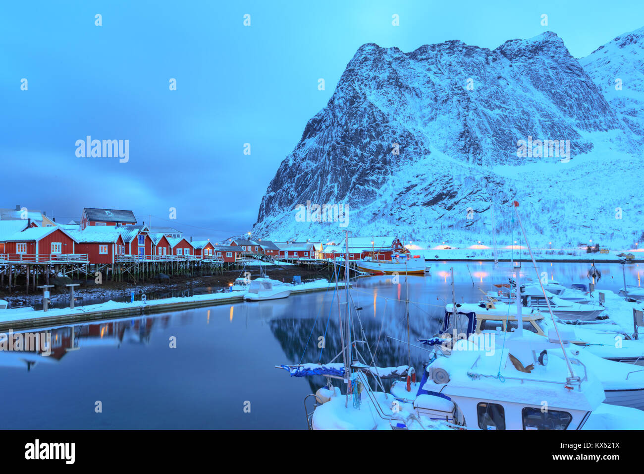 Das Fischerdorf Reine auf den Lofoten-Inseln bei Nacht, Norwegen Stockfoto