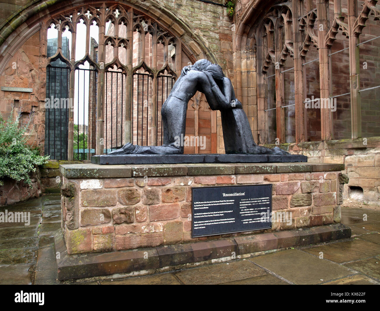 Reconcilliation Statue von Sir Richard Branson in der Kathedrale von Coventry, Coventry, West Midlands, England, Großbritannien gespendet Stockfoto