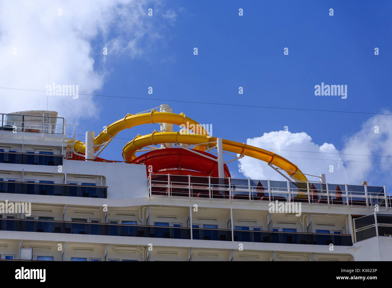 Gelbe und rote Folie auf einem Kreuzfahrtschiff Stockfoto