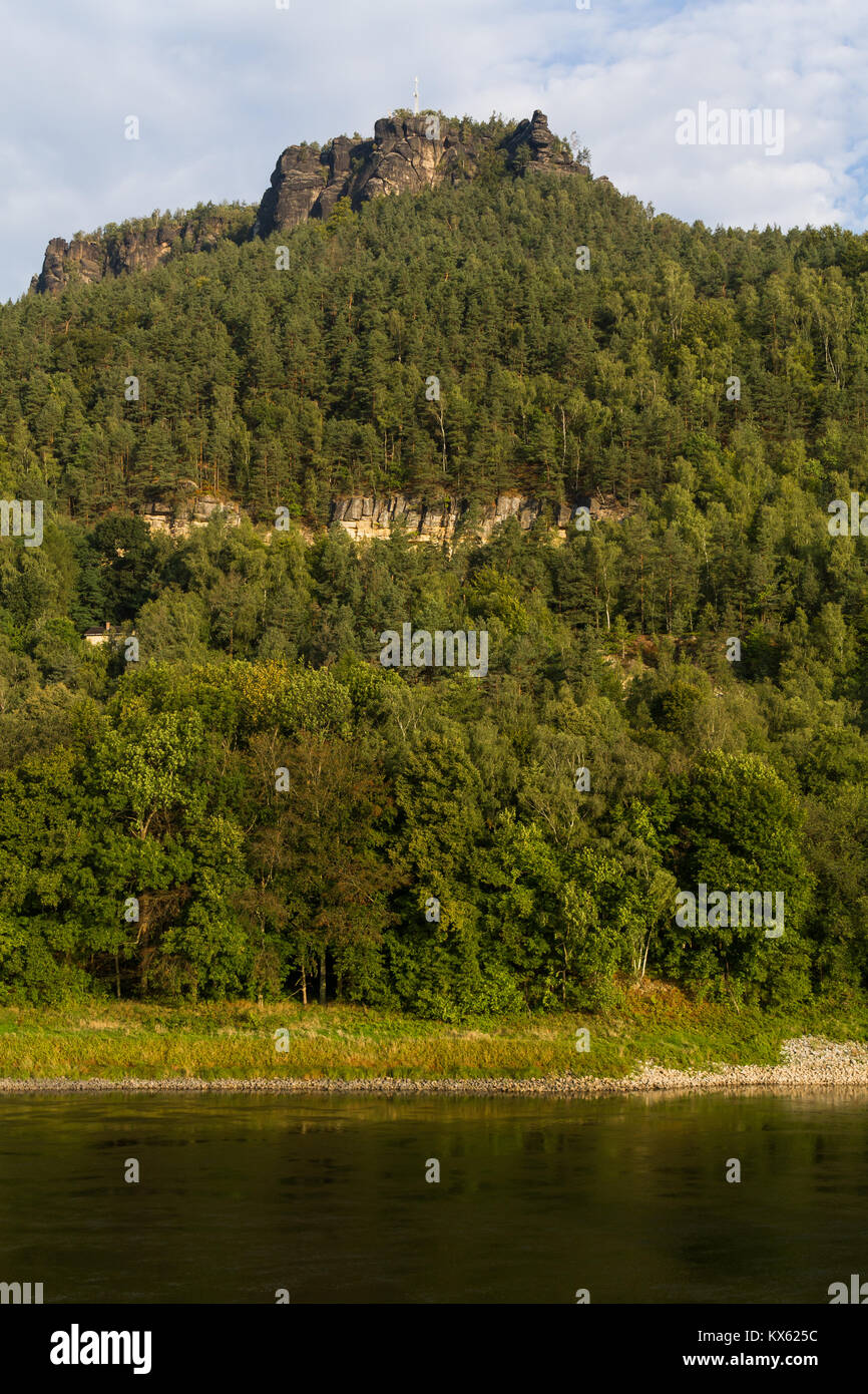 Blick über die Elbe auf den Lilienstein Elbsandsteingebirge Sächsische Schweiz Stockfoto