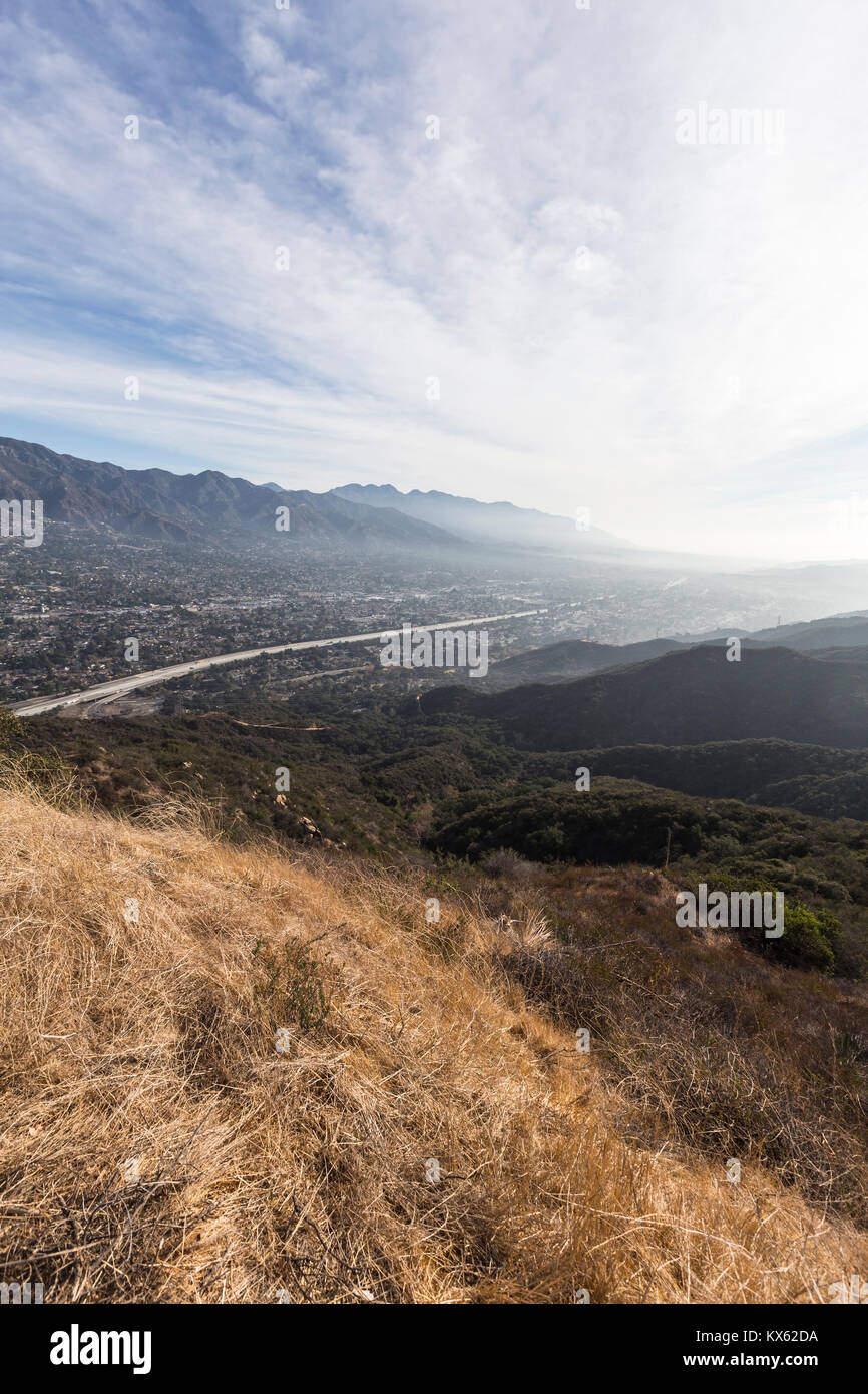 Los Angeles Berg morgen Blick auf La Crescenta - Montrose und La Canada Flintridge in Südkalifornien. Stockfoto