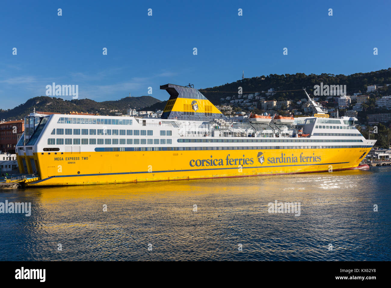 Corsica Sardinia Ferries, große Fähre im Hafen Lympia, Hafen von Nizza,  Côte d'Azur, Frankreich verankert Stockfotografie - Alamy