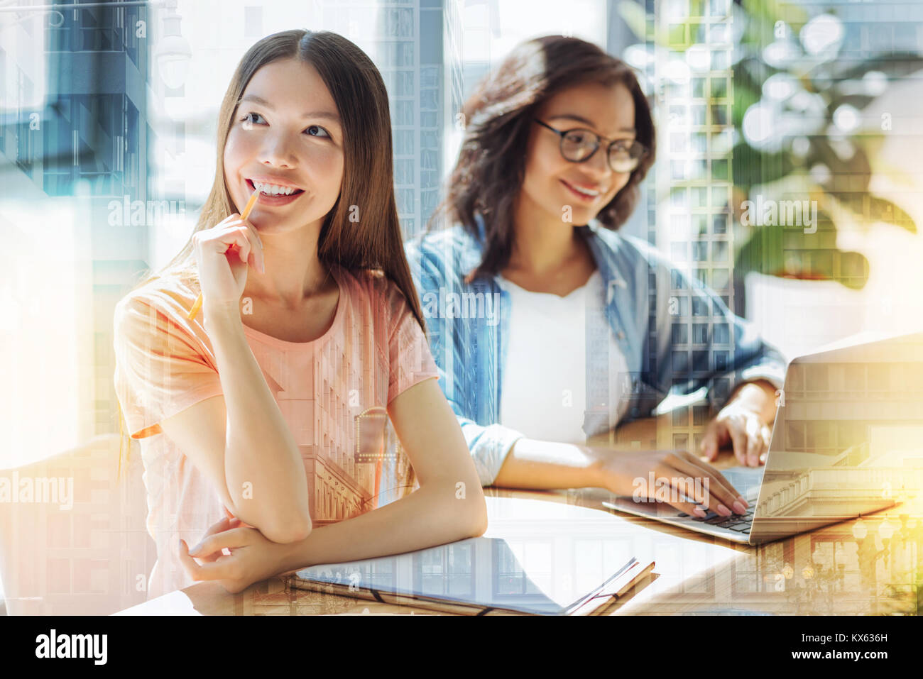 Kreative positive Frau auf der Suche nach Ideen Stockfoto