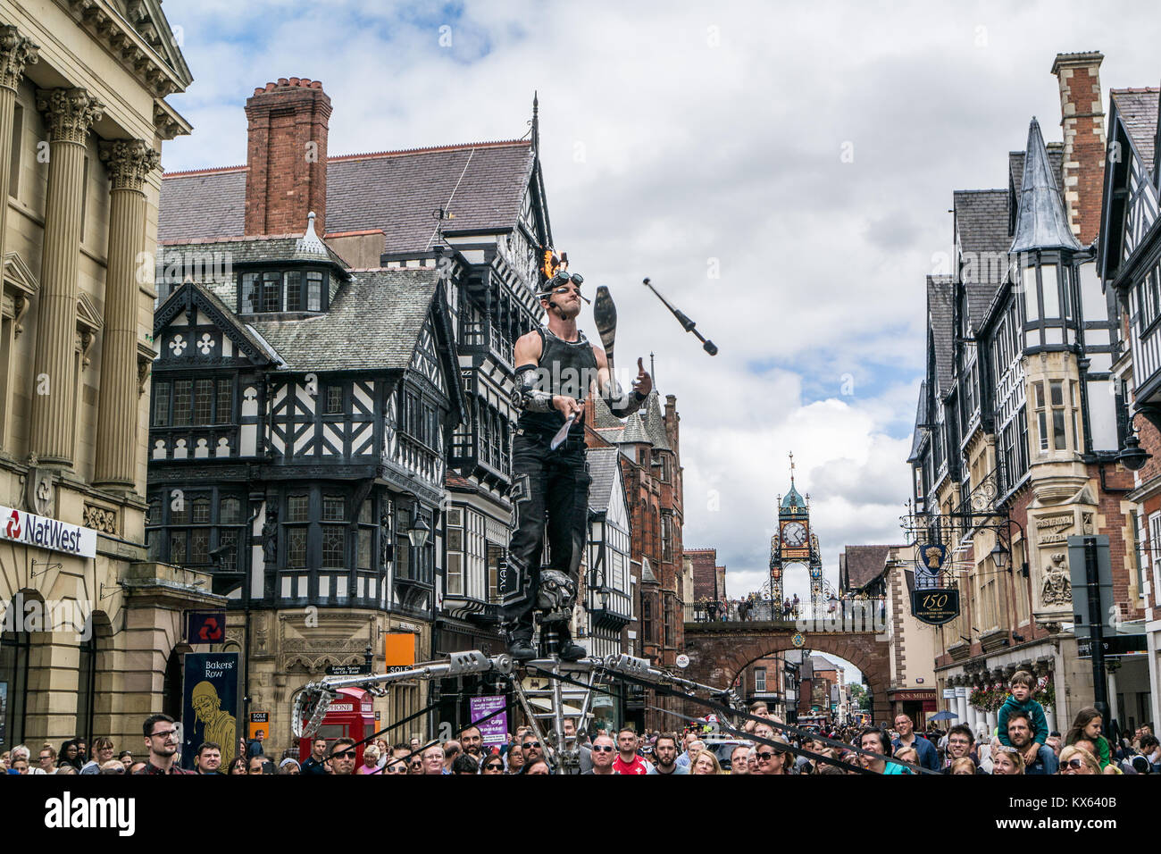 Street Performer jonglieren mit verbundenen Augen in Chester, England, UK. Stockfoto