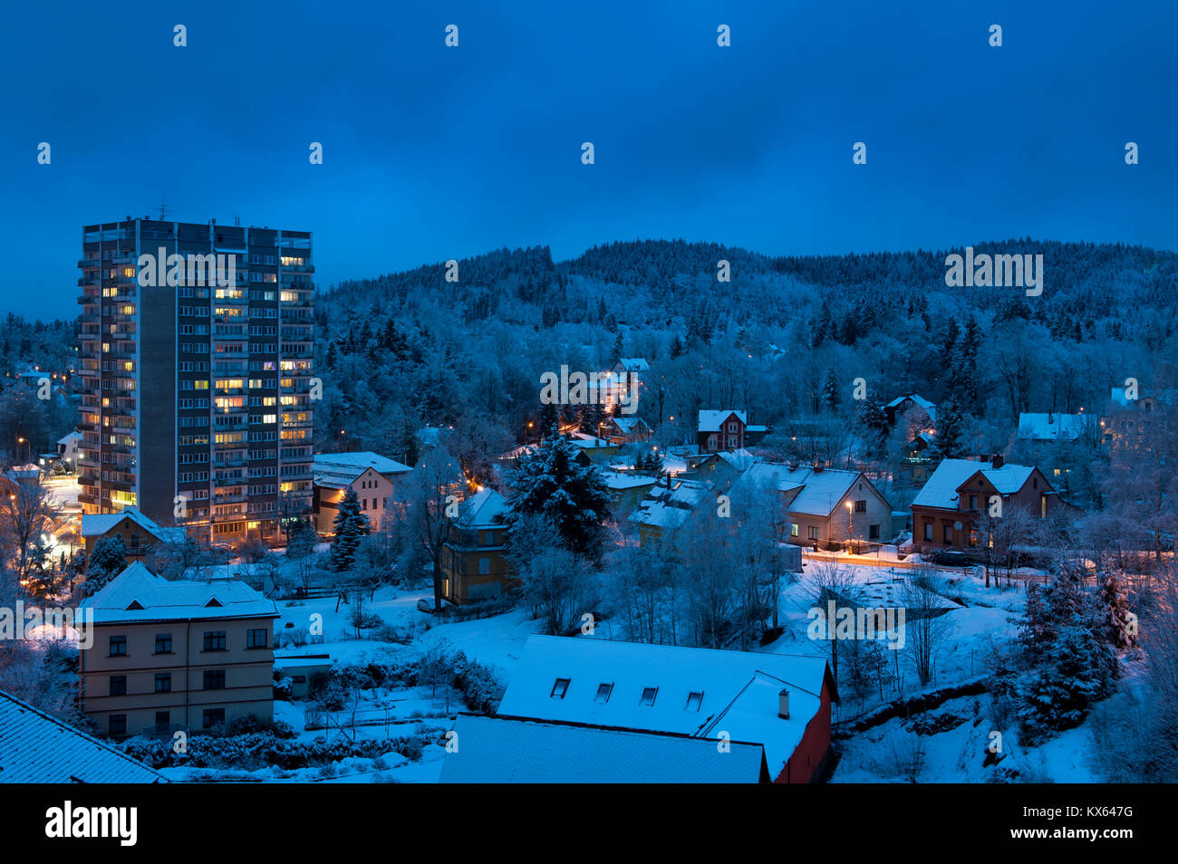 Gebäude mit Lichtern in der blauen Stunde im Winter Stockfoto