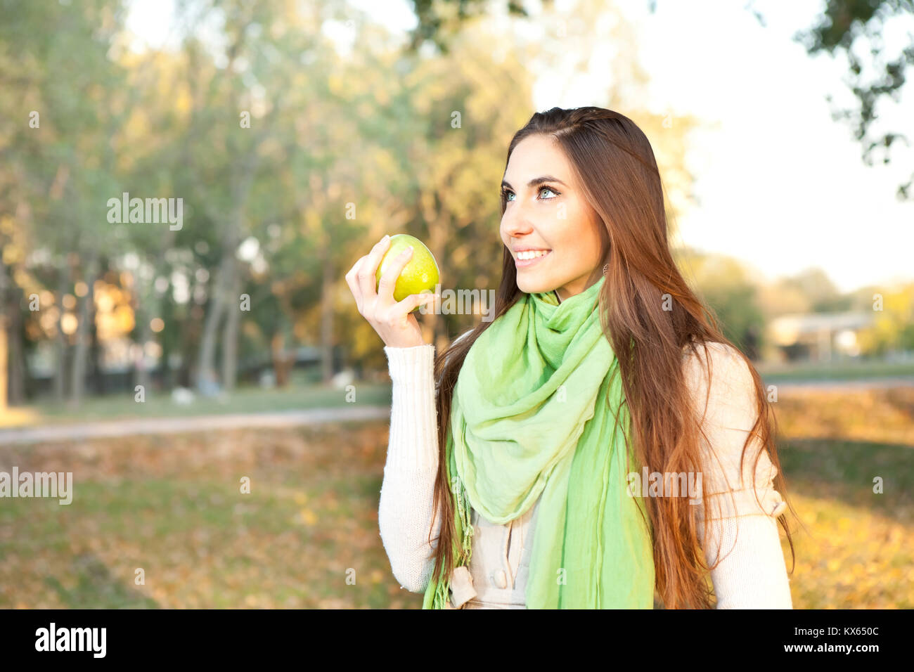 Gesunde junge Frau viel Zeit in der Natur Stockfoto