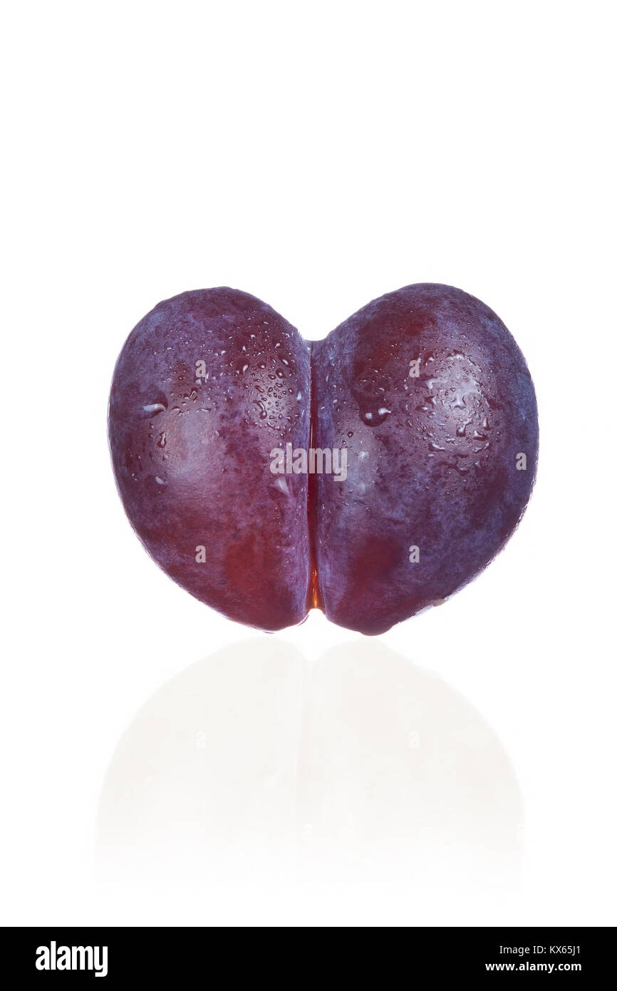 Gesunder Lebensstil Symbol durch Pflaume in der Form eines Herzens vertreten die Gesundheit Konzept der gut Essen mit Obst zu zeigen Stockfoto