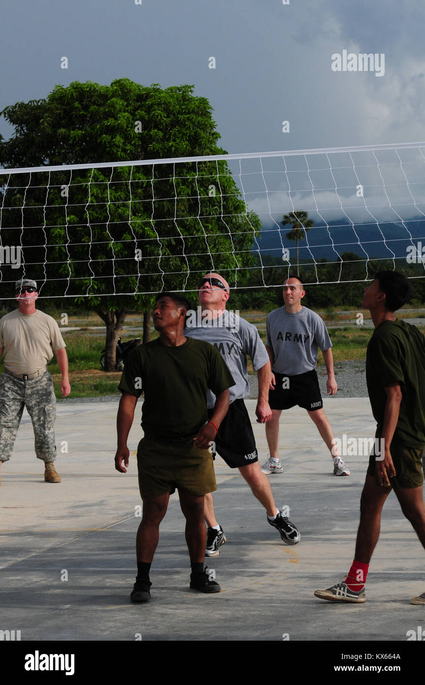 Königlichen Kambodschanischen Streitkräfte und US-Soldaten hat eine Pause vom Training bei Angkor Sentinel 2011 und trotzte in der Nachmittagshitze Volleyball und Fußball an der Schule für multinationale Friedenstruppen, Kampong Speu in der Provinz, Kambodscha, 19. Mai zu spielen. Stockfoto