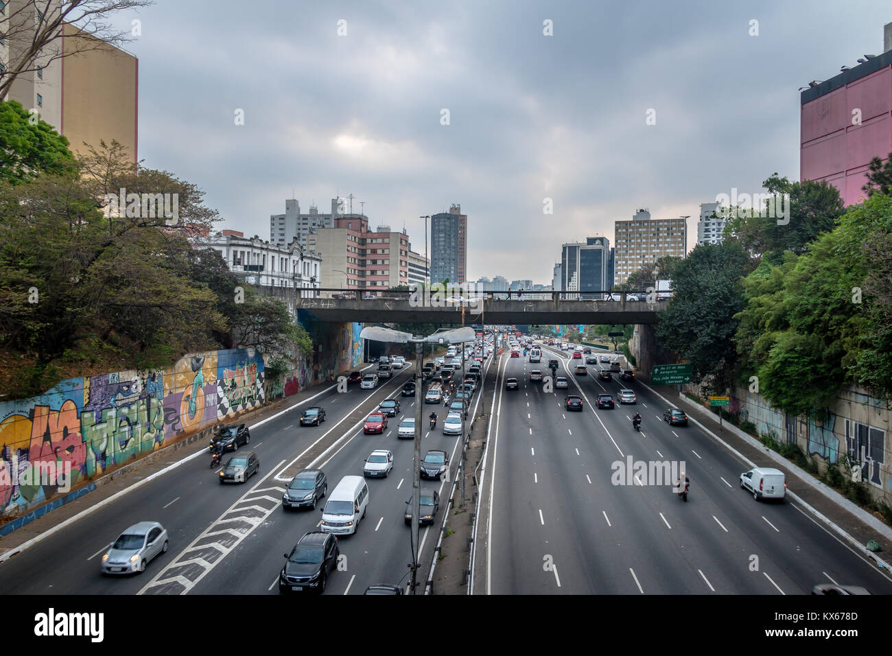 Große Allee Kreuzung Avenida Da Liberdade, Liberdade japanische Nachbarschaft - Sao Paulo, Brasilien Stockfoto