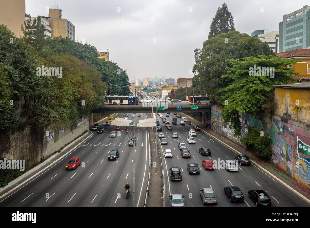 Große Allee Kreuzung Avenida Da Liberdade, Liberdade japanische Nachbarschaft - Sao Paulo, Brasilien Stockfoto