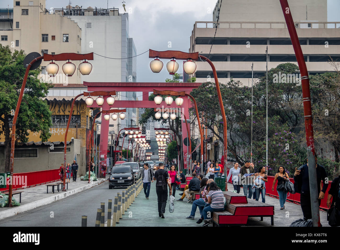 Torii Tor an der Avenida da Liberdade, Liberdade japanische Nachbarschaft - Sao Paulo, Brasilien Stockfoto