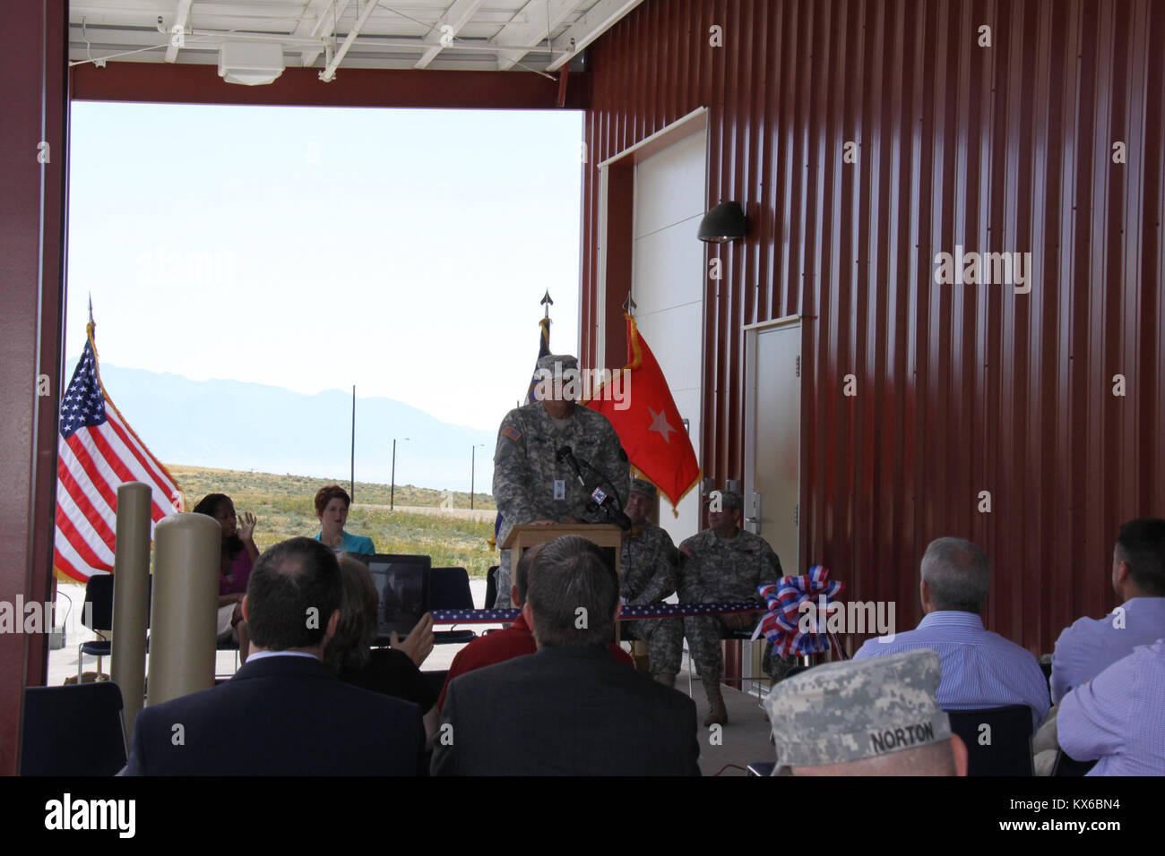 Die Utah Army National Guard hosted ein Ribbon Cutting in Camp Williams für die neue Munition liefern Punkt (ASP) Donnerstag, 18. August. An der Zeremonie, Adjutant General Generalmajor Brian Tarbet offiziell eröffnet der ASP und der Bedeutung erkennen Dieser zusätzlich zu Camp Williams. Der neue ASP werden die Kosten der Ausbildung zu reduzieren und gleichzeitig die Verfügbarkeit von Munition und damit die Bereitschaft der nationalen Schutz. Der ASP erstreckt sich über ca. 142 Hektar im Bereich auf der Westseite von Redwood Road. Es umfasst ein Verwaltungsgebäude, Überwachung, Ins Stockfoto