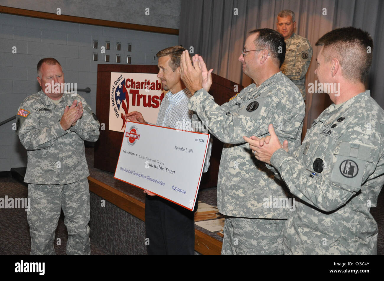 U.S. Army National Guard Personal täglichen Pflichten und Leben. Arbeit, Ausbildung, Hilfe, Unterstützung, Menschen, Katastrophenhilfe, Bau, Familie, Freunde, Geschichte, Beerdigung, Erinnerung, Award, verlassen, Bereitstellung, Homecoming, willkommen, auf Wiedersehen, Event, Feiern, Spaß, Sport, Fitness, Lehren und Lernen. Soldaten, Matrosen, Flieger, Militär, Soldaten, Service, Pflicht. Stockfoto