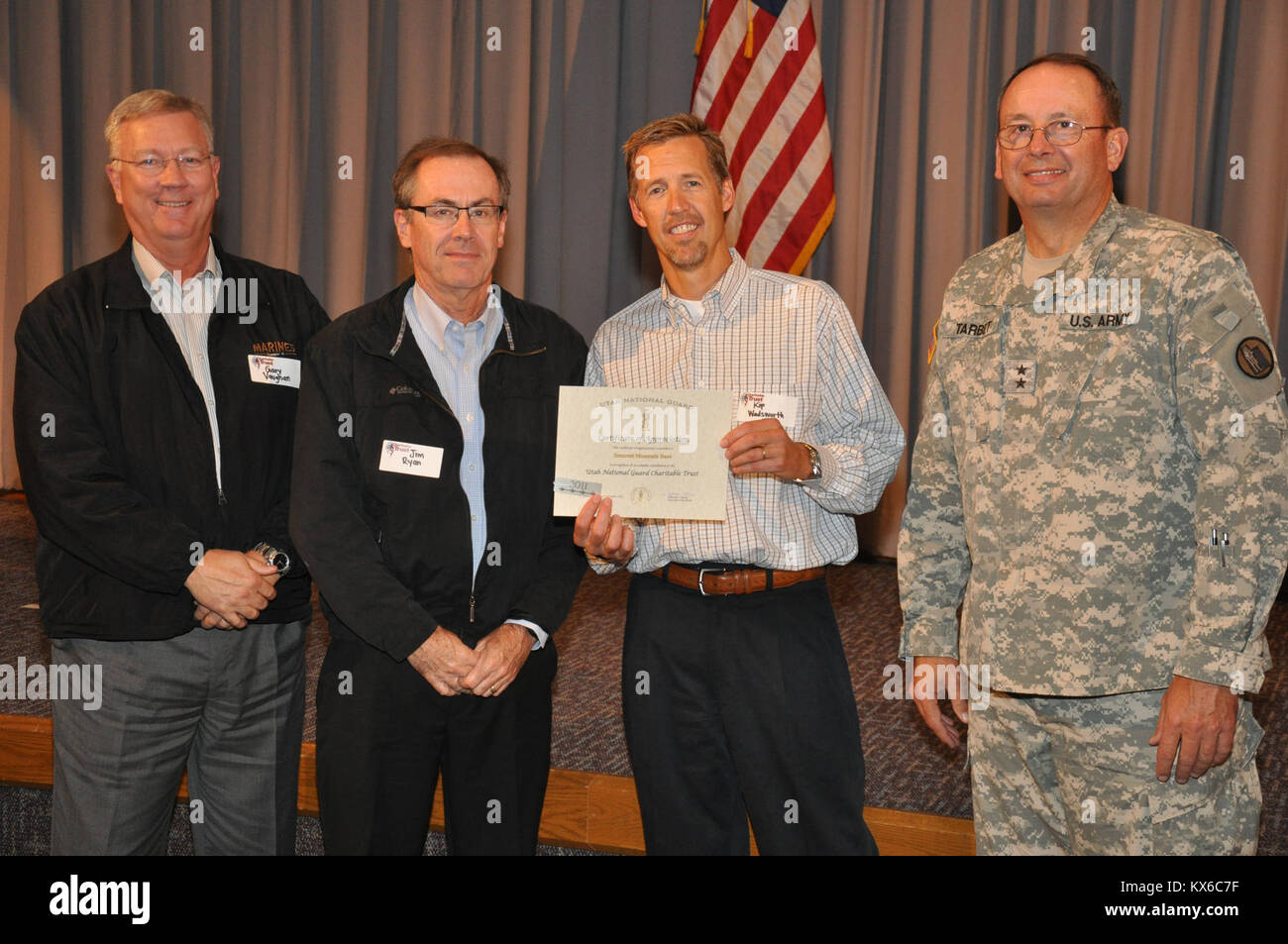 U.S. Army National Guard Personal täglichen Pflichten und Leben. Arbeit, Ausbildung, Hilfe, Unterstützung, Menschen, Katastrophenhilfe, Bau, Familie, Freunde, Geschichte, Beerdigung, Erinnerung, Award, verlassen, Bereitstellung, Homecoming, willkommen, auf Wiedersehen, Event, Feiern, Spaß, Sport, Fitness, Lehren und Lernen. Soldaten, Matrosen, Flieger, Militär, Soldaten, Service, Pflicht. Stockfoto