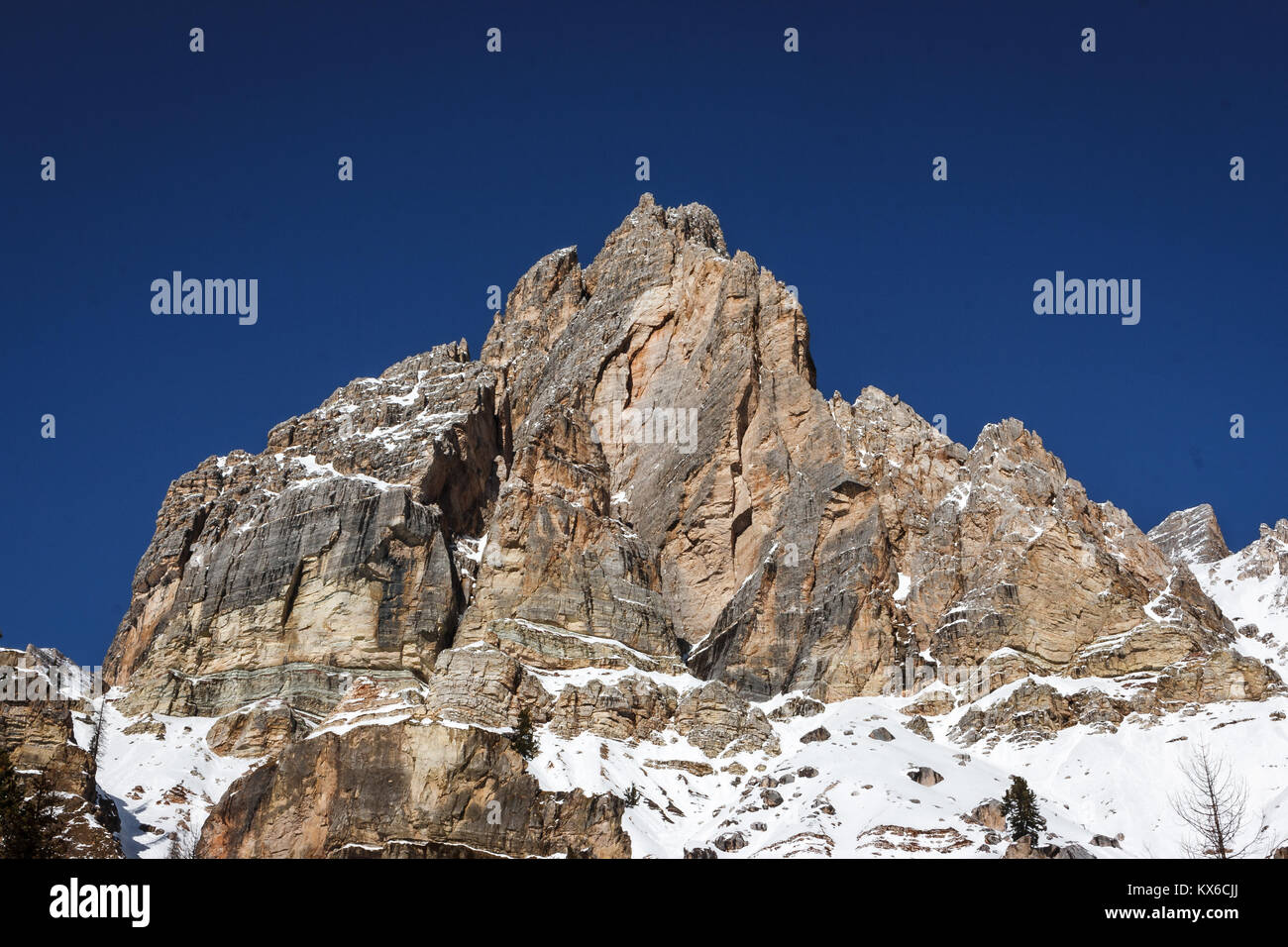 Malerische Bild der Tofana di Rozes über einen blauen Himmel im Winter, Cortina d'Ampezzo, Italien Stockfoto
