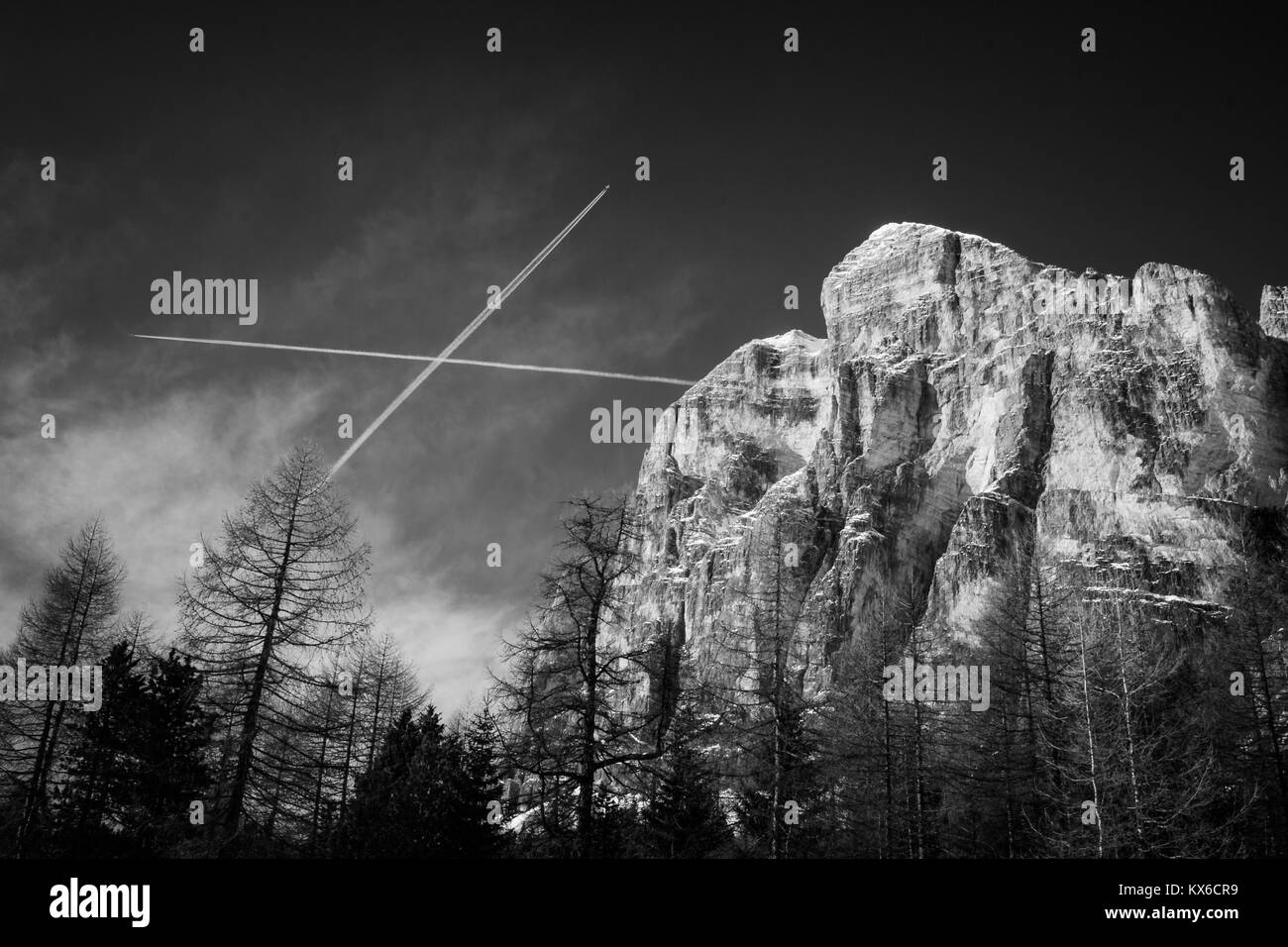 Schwarz-weiß Bild von Tofana di Rozes über einen blauen Himmel im Winter, Cortina d'Ampezzo, Italien Stockfoto