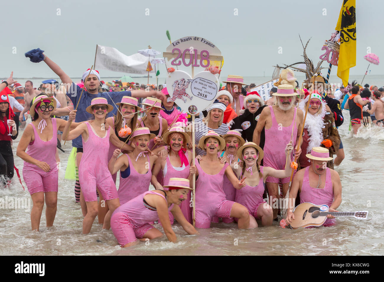 Menschen, die an die traditionelle "Bain de Givres" als Teil der Feiern des neuen Jahres, am 1. Januar 2018 Malo-Les-Bains Strand in Dünkirchen Stockfoto