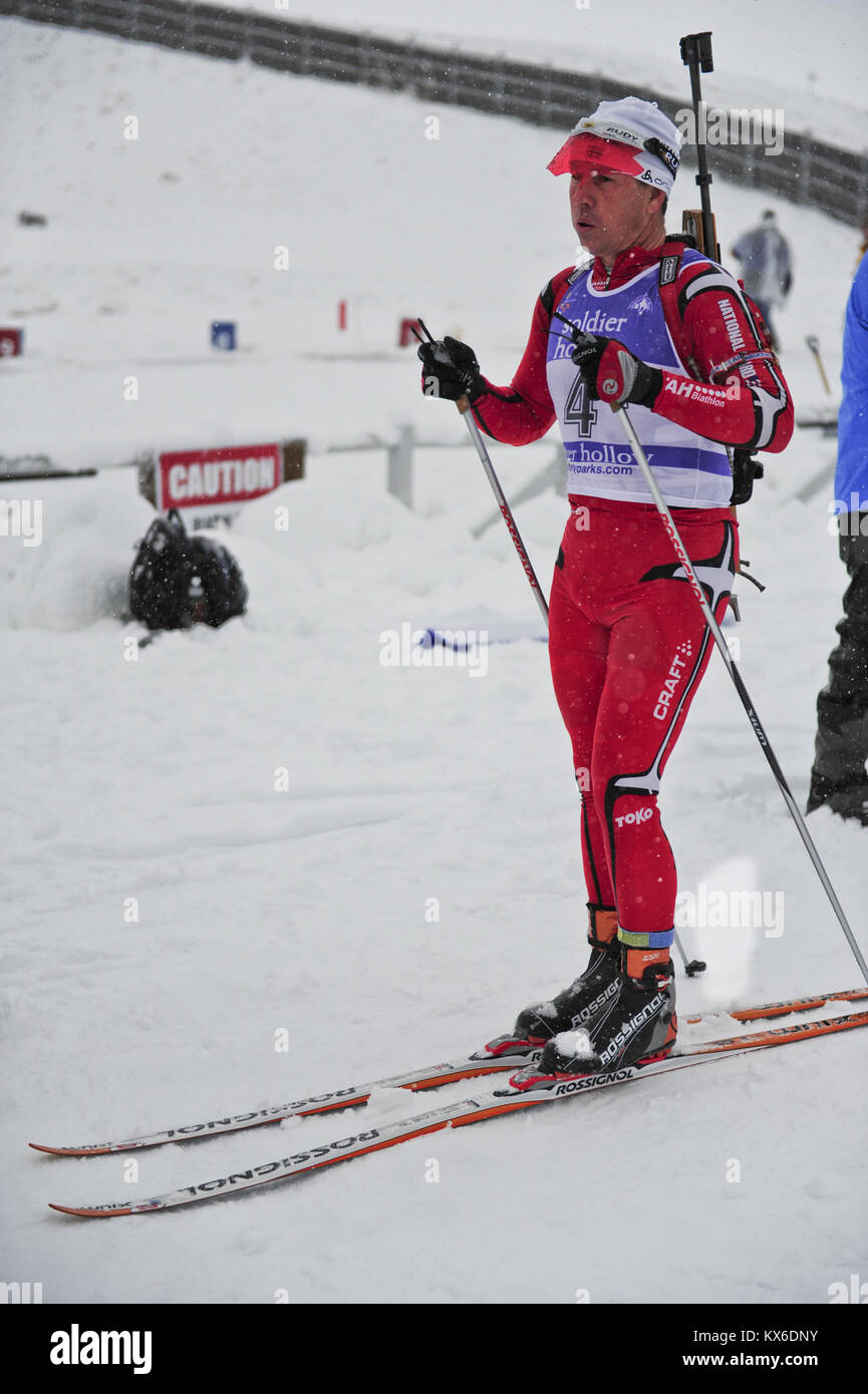 Shawn Blanke, nationalen Scots Guards von Utah, konkurriert in Soldier Hollow am 31.01.21, 2012 in der Biathlon Weltmeisterschaft teilnehmen. Die sportveranstaltung erforderlich Jedes Mitglied Ski- und Luftgewehrschießen zu kombinieren, und jeder Teilnehmer erhält für die beste Zeit in der 2-Tage lange Konkurrenz konkurrieren.{USA Air Force Foto von Airman 1st Class Kyle Russell/Unreleased} Stockfoto