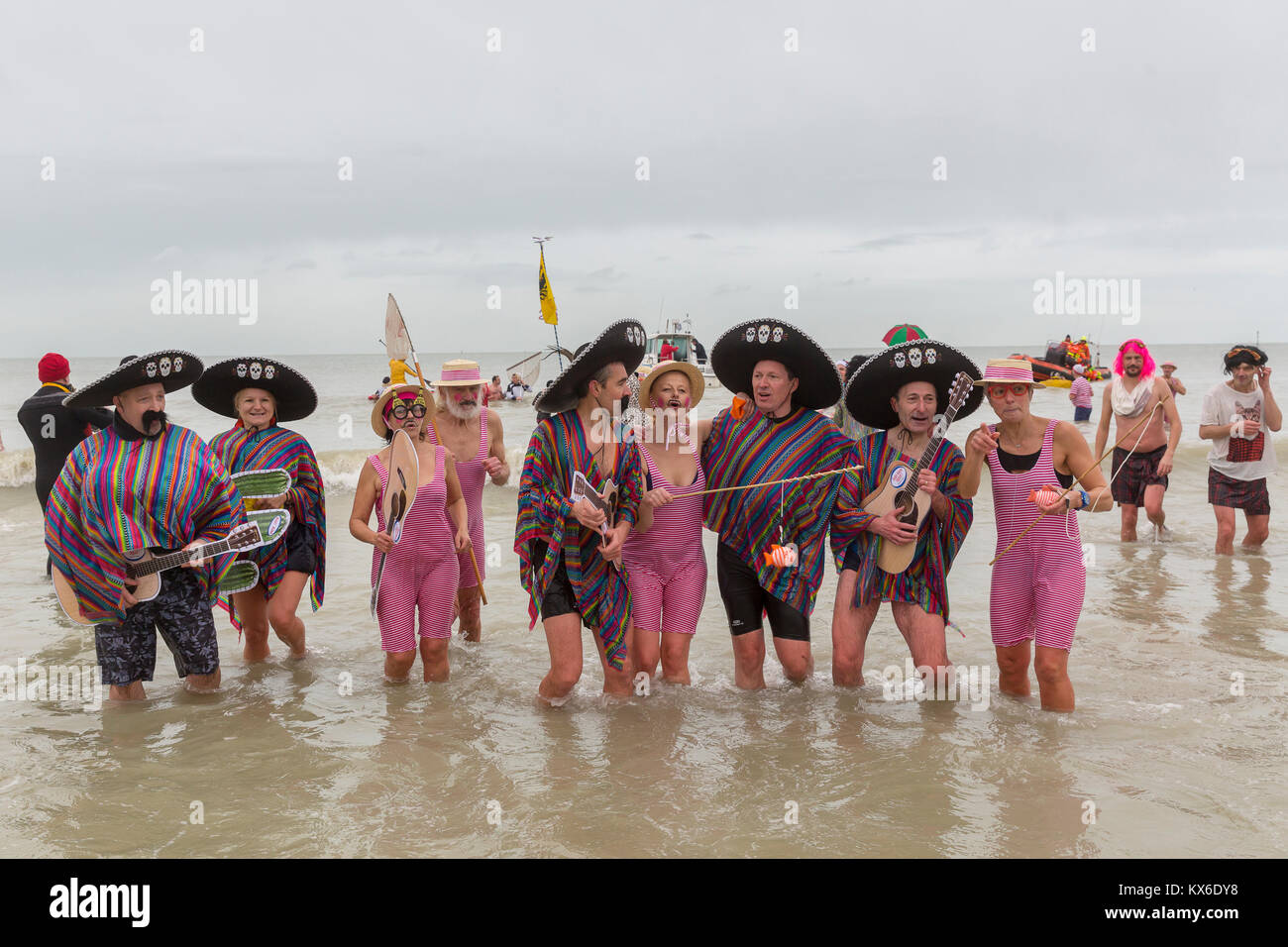 Menschen, die an die traditionelle "Bain de Givres" als Teil der Feiern des neuen Jahres, am 1. Januar 2018 Malo-Les-Bains Strand in Dünkirchen Stockfoto