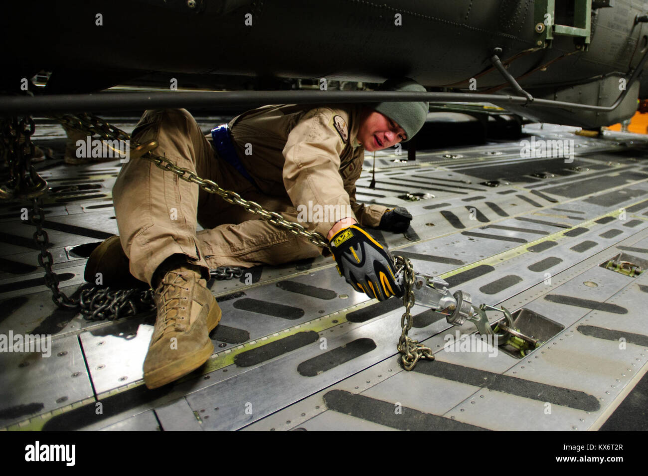 ein-us-air-force-c-17-loadmaster-unchains-eine-ah-64d-apache-longbow