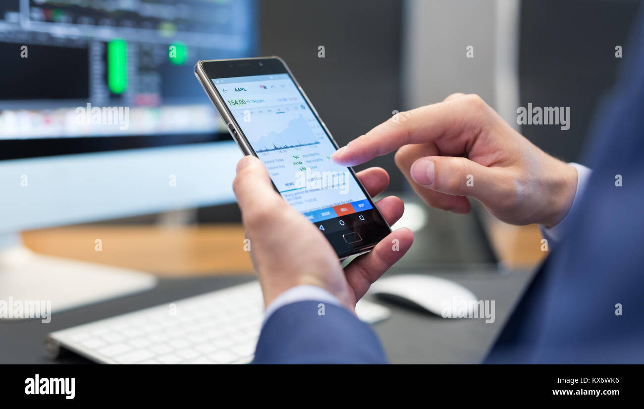 Nahaufnahme der Geschäftsmann mit mobilen Smartphone. Stockfoto