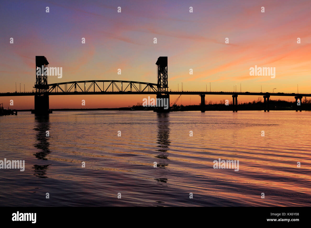 Cape Fear Memorial Bridge bei Sonnenuntergang, Wilmington, North Carolina Stockfoto