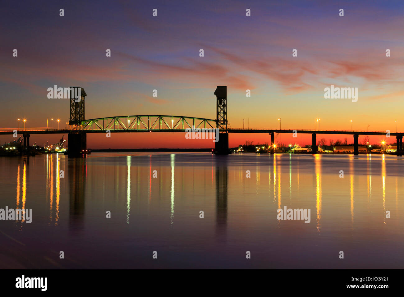 Cape Fear Memorial Bridge bei Sonnenuntergang, Wilmington, North Carolina Stockfoto
