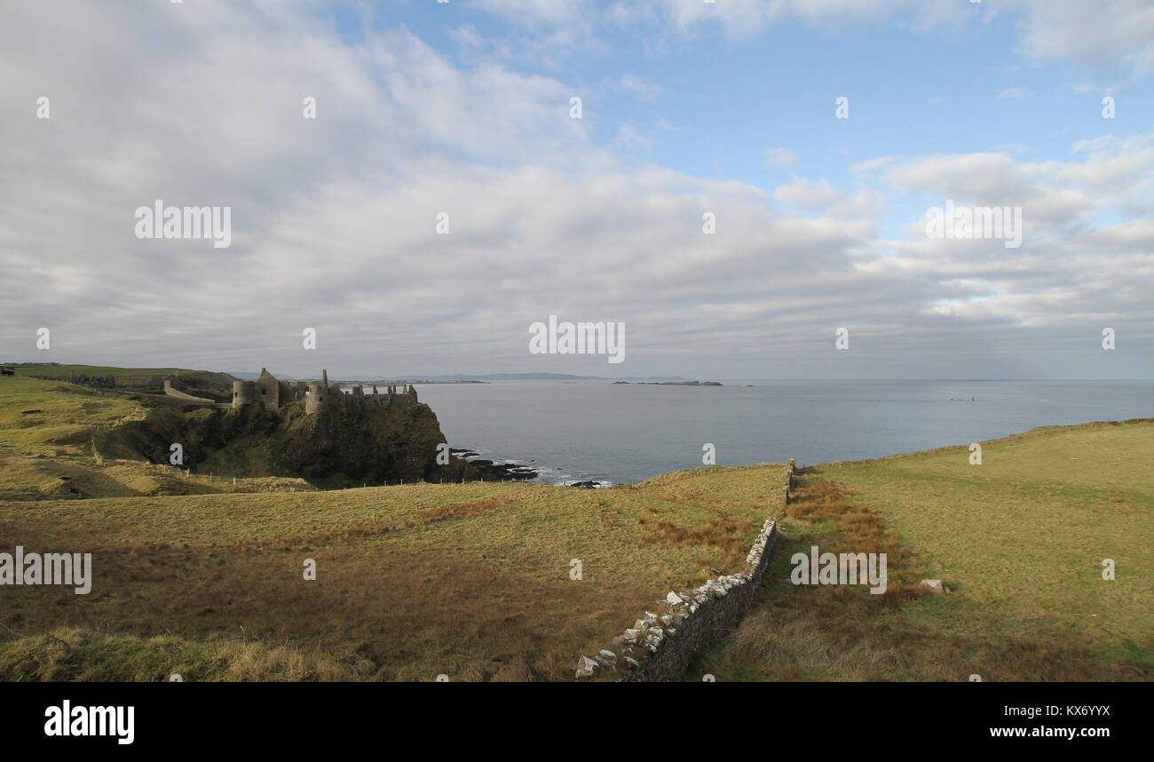 Mittelalterliche Ruinen von Dunluce Castle an der Nordküste von Nordirland. Die Burg war der Standort für Haus der Grayjoy im Spiel der Throne. Stockfoto