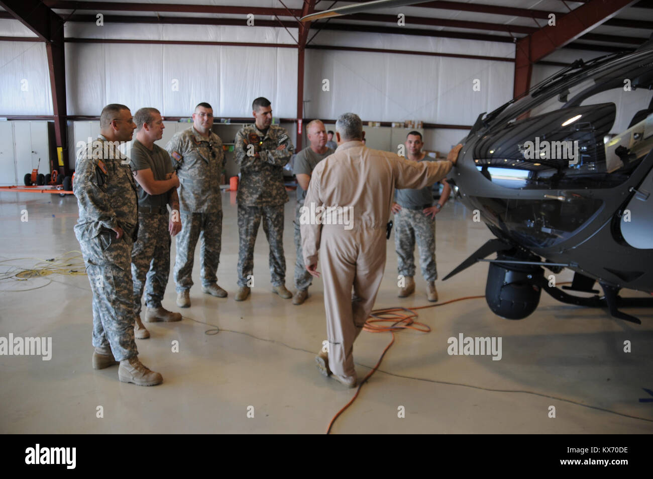 Utah National Guard. Oklahoma Army National Guard bekam zwei neue Lakota UH-72 Light Utility Hubschrauber. Die Piloten und maintinance Crew verbrachten zwei Wochen in Huntsville Alabama lernen Sie die Grundlagen des Betriebssystems die flir Imaging System auf der Nase des Flugzeugs. Cw 5 Kerry Stauffer Cw 3 Evan Ahlborn Sgt. Mathew Delgado Sgt. Justin Peterson Staff Sgt. David Sedgwick Cw 2 Jeremy Hoagland Cw 4 Scott Upton Stockfoto