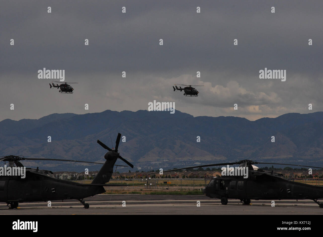 Utah National Guard. Oklahoma Army National Guard bekam zwei neue Lakota UH-72 Light Utility Hubschrauber. Die Piloten und maintinance Crew verbrachten zwei Wochen in Huntsville Alabama lernen Sie die Grundlagen des Betriebssystems die flir Imaging System auf der Nase des Flugzeugs. Die Crew nach Hause zurückgekehrt mit dem neuen Hubschrauber am 29. Juli. Cw 5 Kerry Stauffer Cw 3 Evan Ahlborn Sgt. Mathew Delgado Sgt. Justin Peterson Staff Sgt. David Sedgwick Cw 2 Jeremy Hoagland Cw 4 Scott Upton Stockfoto