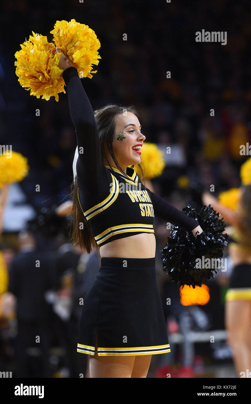 Wichita, Kansas, USA. 07 Jan, 2018. Ein Wichita Zustand Shockers Cheerleader führt während der NCAA Basketball Spiel zwischen der USF Bulls und die Wichita State Shockers an Charles Koch Arena in Wichita, Kansas. Kendall Shaw/CSM/Alamy leben Nachrichten Stockfoto