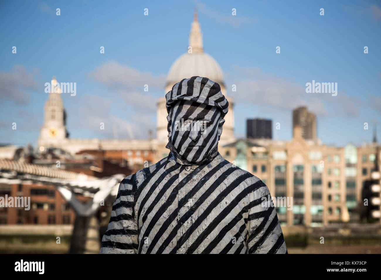 London, Großbritannien. 7 Jan, 2018. Eine gestreifte lackiert Street Performer steht regungslos am Nachmittag Licht von St. Paul's Cathedral eingerahmt. Credit: Guy Corbishley/Alamy leben Nachrichten Stockfoto