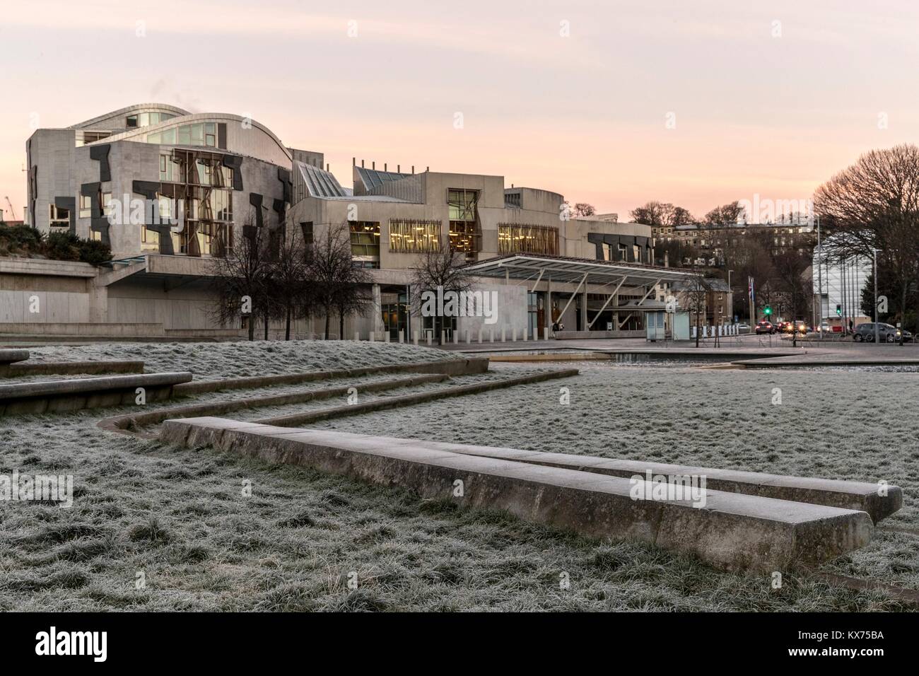 Edinburgh, Großbritannien. 08 Jan, 2018. Das schottische Parlamentsgebäude in Holyrood in Edinburgh auf einem kalten und frostigen Morgen als die MSP kehren nach den Weihnachtsferien Credit: Rich Dyson/Alamy leben Nachrichten Stockfoto