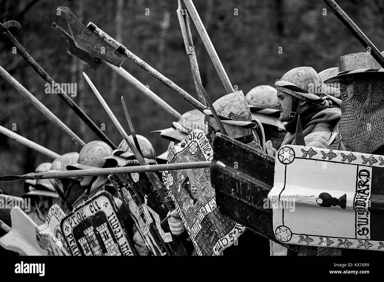 Krieger des mittelalterlichen Europa. Mittelalterliche Schlacht (Rekonstruktion) der Tschechischen Republik, Libusin, 25.04.2015 Stockfoto