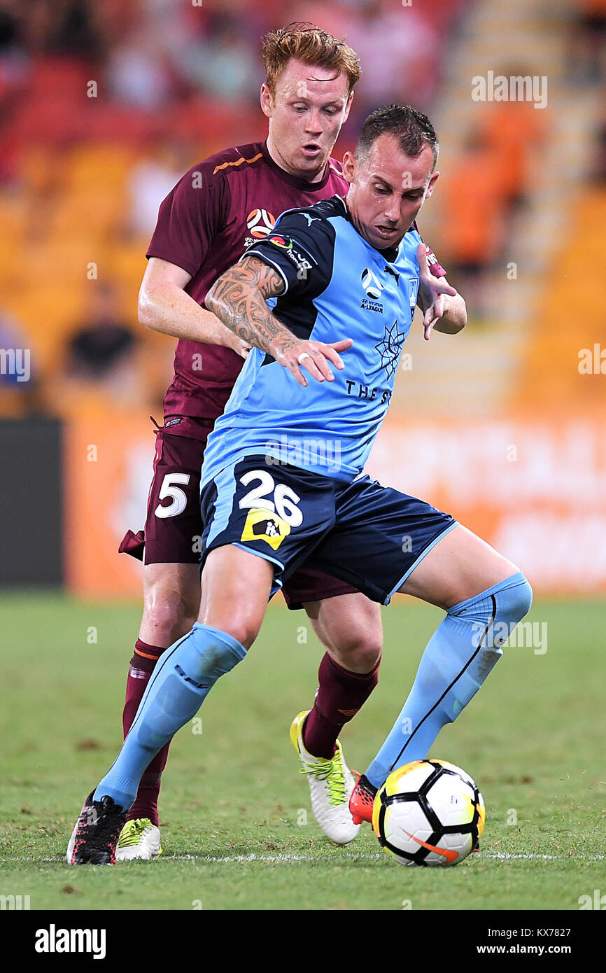 Brisbane, Queensland, Australien. 8 Jan, 2018. Luke Wilkshire von Sydney (26, rechts) steuert die Kugel vor Corey Brown von der Brüllen (5) Während der Runde 15 Hyundai A-League Match zwischen dem Brisbane Roar und Sydney FC am Suncorp Stadium am Montag, 8. Januar 2018 in Brisbane, Australien. Credit: Albert Perez/ZUMA Draht/Alamy leben Nachrichten Stockfoto