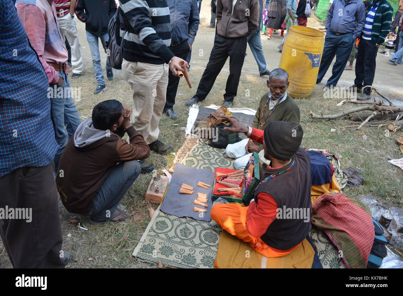 Kolkata, Indien. 08 Jan, 2018. Camping Naga Sadhus, Anhänger, Rituale und Besucher am Ganga Sagar Shivir, Outram Ghat Durchgangslager für Ganga Sagar Mela 2018. Credit: Rupa Ghosh/Alamy Leben Nachrichten. Stockfoto