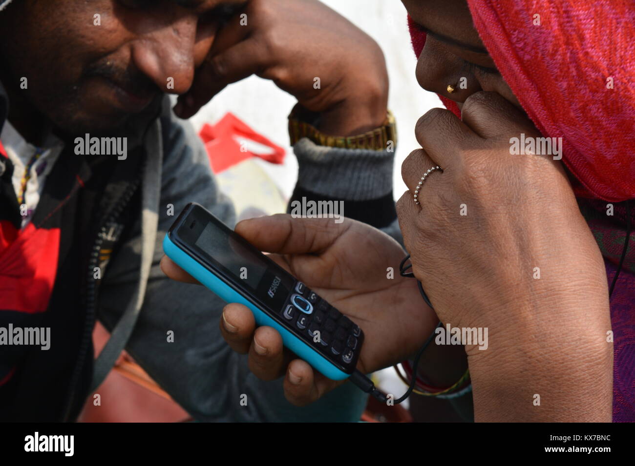 Kolkata, Indien. 08 Jan, 2018. Camping Naga Sadhus, Anhänger, Rituale und Besucher am Ganga Sagar Shivir, Outram Ghat Durchgangslager für Ganga Sagar Mela 2018. Credit: Rupa Ghosh/Alamy Leben Nachrichten. Stockfoto