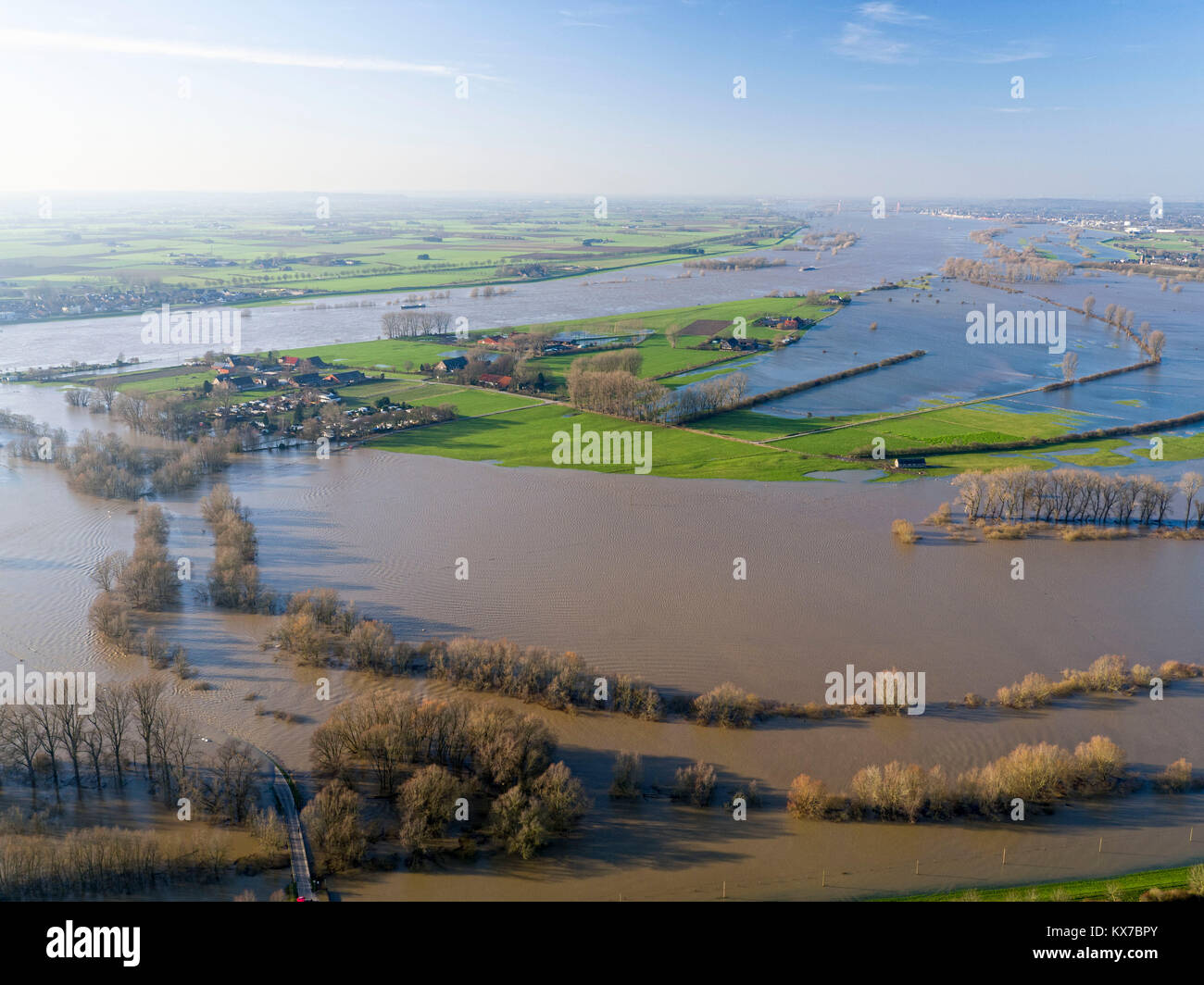 Xanten, Deutschland. 8 Jan, 2018. Mit Blick auf die überschwemmten Rees-Grietherort, Deutschland, 08. Januar 2018 (mit Drone entnommen). Der Rhein in Nordrhein-Westfalen weiter anschwellen. Aber Experten erwarten eine Wende: Nach Tagen der steigenden Wasserstände der Flut ist bald zu verringern. Quelle: dpa Picture alliance/Alamy leben Nachrichten Stockfoto