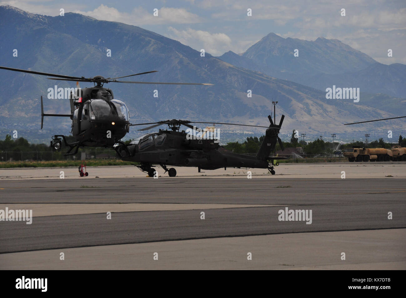 Utah National Guard. Oklahoma Army National Guard bekam zwei neue Lakota UH-72 Light Utility Hubschrauber. Die Piloten und maintinance Crew verbrachten zwei Wochen in Huntsville Alabama lernen Sie die Grundlagen des Betriebssystems die flir Imaging System auf der Nase des Flugzeugs. Die Crew nach Hause zurückgekehrt mit dem neuen Hubschrauber am 29. Juli. Cw 5 Kerry Stauffer Cw 3 Evan Ahlborn Sgt. Mathew Delgado Sgt. Justin Peterson Staff Sgt. David Sedgwick Cw 2 Jeremy Hoagland Cw 4 Scott Upton Stockfoto