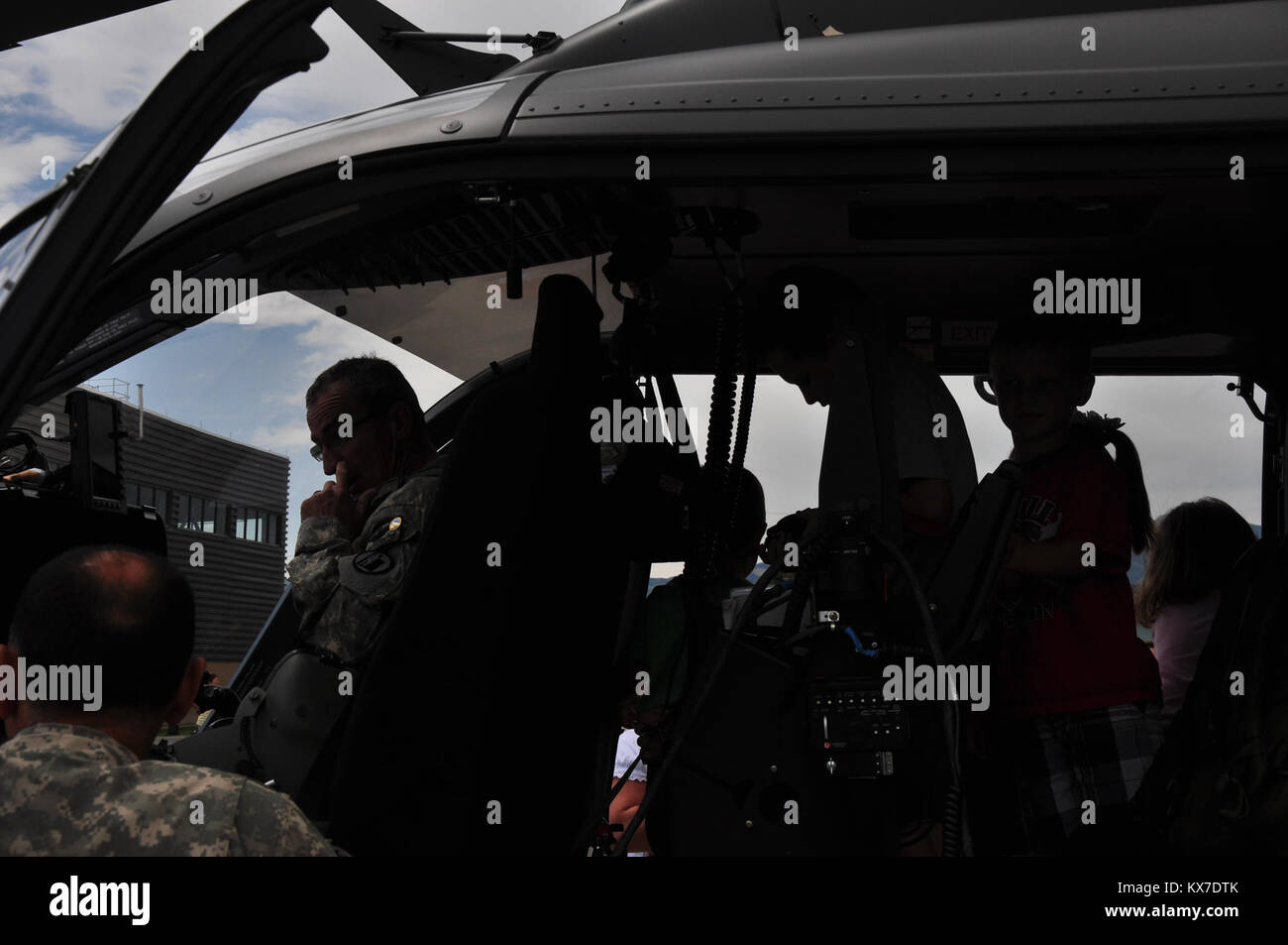 Utah National Guard. Oklahoma Army National Guard bekam zwei neue Lakota UH-72 Light Utility Hubschrauber. Die Piloten und maintinance Crew verbrachten zwei Wochen in Huntsville Alabama lernen Sie die Grundlagen des Betriebssystems die flir Imaging System auf der Nase des Flugzeugs. Die Crew nach Hause zurückgekehrt mit dem neuen Hubschrauber am 29. Juli. Cw 5 Kerry Stauffer Cw 3 Evan Ahlborn Sgt. Mathew Delgado Sgt. Justin Peterson Staff Sgt. David Sedgwick Cw 2 Jeremy Hoagland Cw 4 Scott Upton Stockfoto