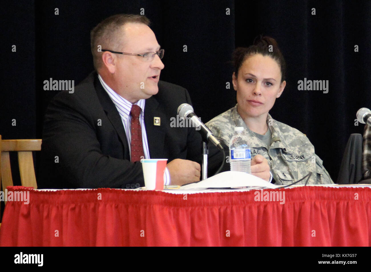 Die Universität von Utah bewirtet seine jährliche Veterans Day tribute Nov. 11, 2013. Veranstaltungen inklusive einem Panel über Frauen in bekämpfen; eine Preisverleihung für die Student Veteran des Jahres; Anerkennung für 11 Veteranen aus dem Zweiten Weltkrieg, Korea, und Vietnam; und ein Mittagessen diese Veteranen zu ehren und zu danken, Anhänger der Arbeitgeber Unterstützung des Schutzes und der Reserve. Stockfoto