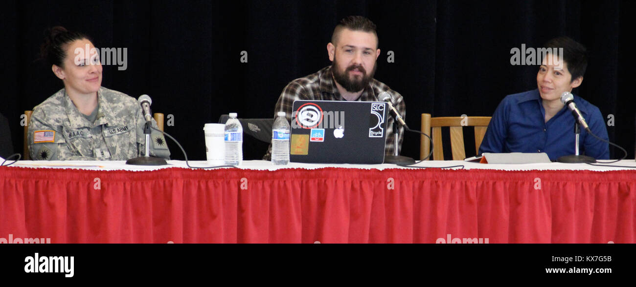 Die Universität von Utah bewirtet seine jährliche Veterans Day tribute Nov. 11, 2013. Veranstaltungen inklusive einem Panel über Frauen in bekämpfen; eine Preisverleihung für die Student Veteran des Jahres; Anerkennung für 11 Veteranen aus dem Zweiten Weltkrieg, Korea, und Vietnam; und ein Mittagessen diese Veteranen zu ehren und zu danken, Anhänger der Arbeitgeber Unterstützung des Schutzes und der Reserve. Stockfoto