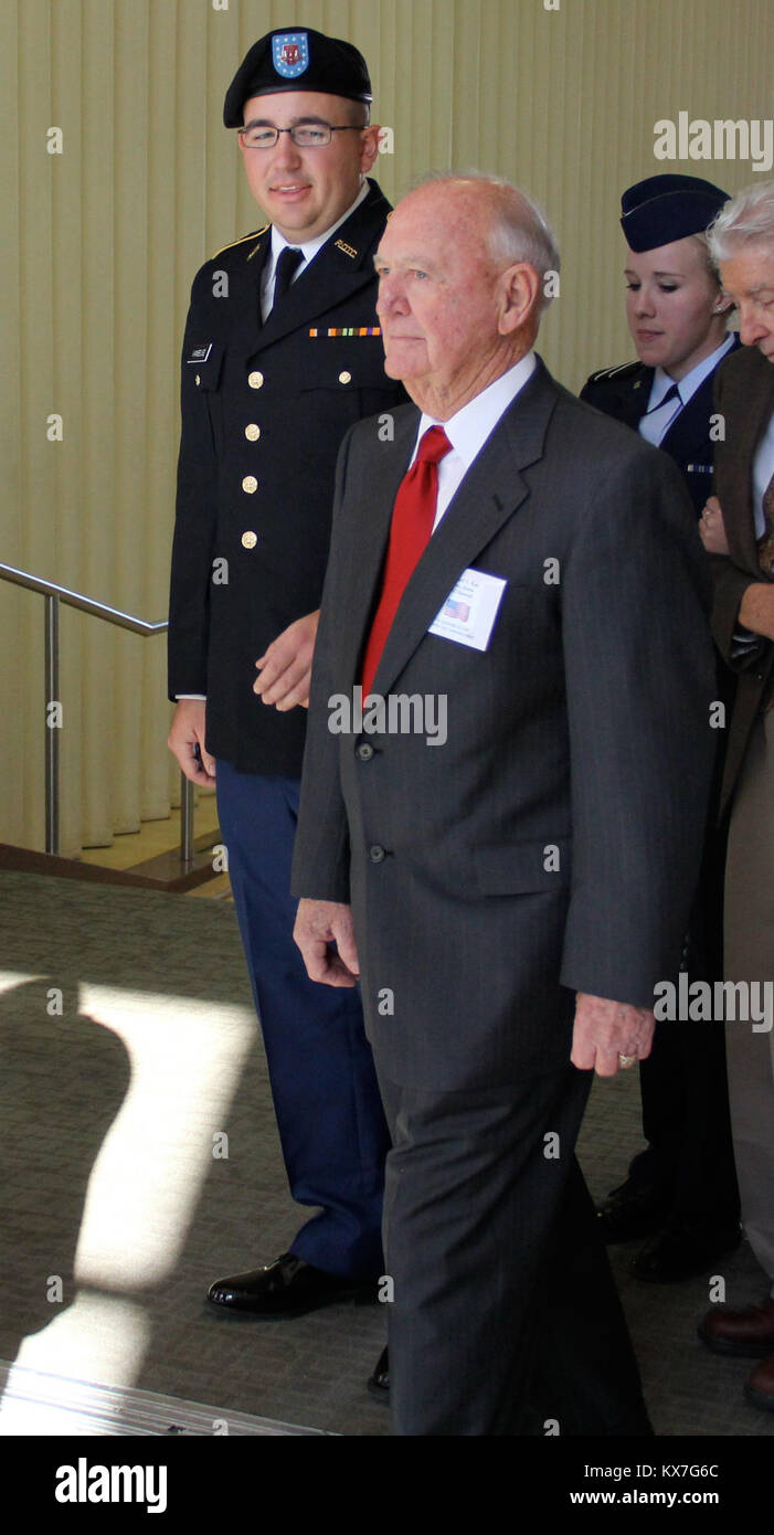 Die Universität von Utah bewirtet seine jährliche Veterans Day tribute Nov. 11, 2013. Veranstaltungen inklusive einem Panel über Frauen in bekämpfen; eine Preisverleihung für die Student Veteran des Jahres; Anerkennung für 11 Veteranen aus dem Zweiten Weltkrieg, Korea, und Vietnam; und ein Mittagessen diese Veteranen zu ehren und zu danken, Anhänger der Arbeitgeber Unterstützung des Schutzes und der Reserve. Stockfoto