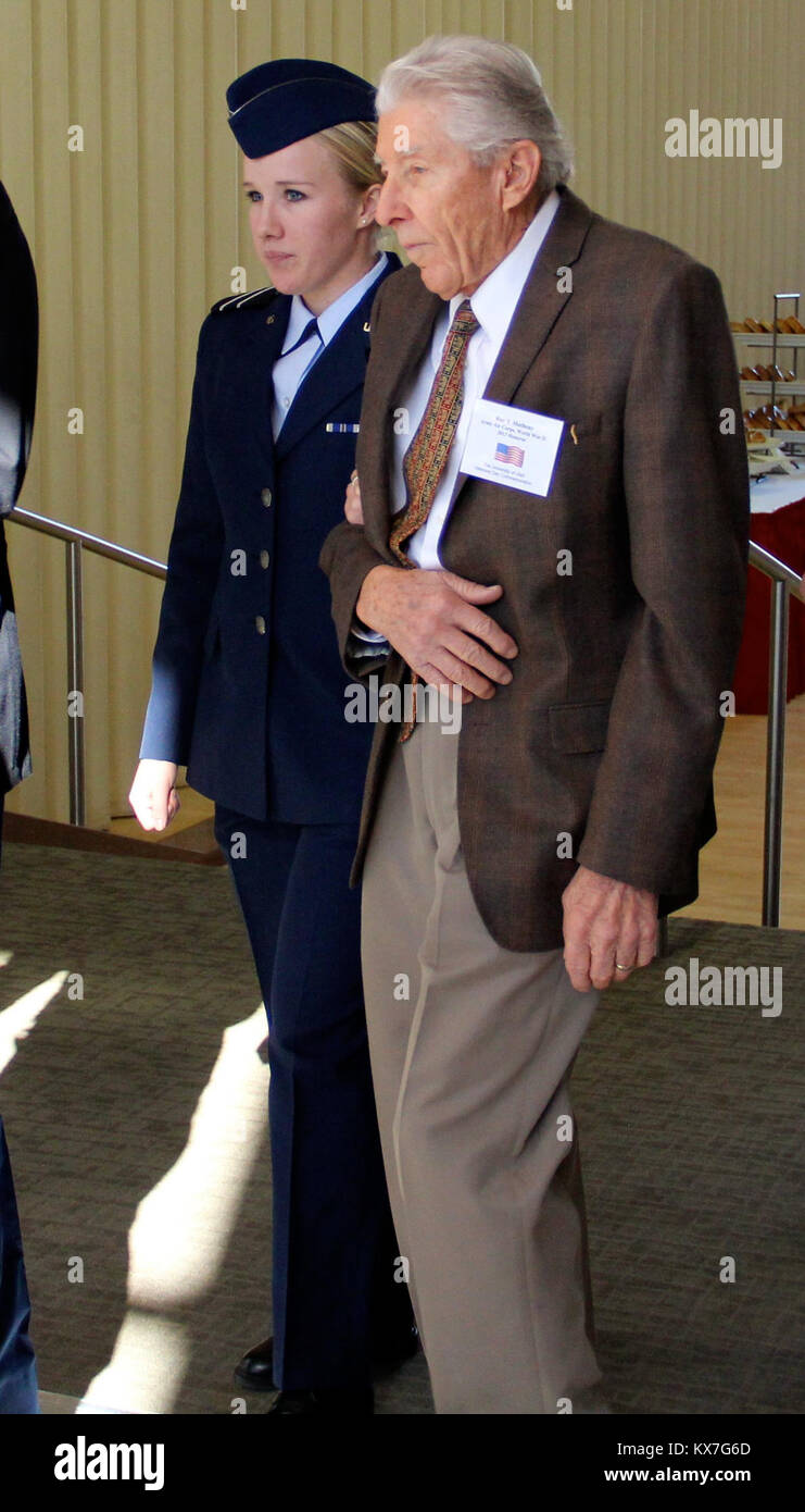 Die Universität von Utah bewirtet seine jährliche Veterans Day tribute Nov. 11, 2013. Veranstaltungen inklusive einem Panel über Frauen in bekämpfen; eine Preisverleihung für die Student Veteran des Jahres; Anerkennung für 11 Veteranen aus dem Zweiten Weltkrieg, Korea, und Vietnam; und ein Mittagessen diese Veteranen zu ehren und zu danken, Anhänger der Arbeitgeber Unterstützung des Schutzes und der Reserve. Stockfoto
