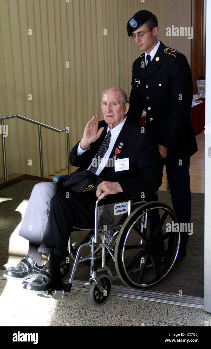 Die Universität von Utah bewirtet seine jährliche Veterans Day tribute Nov. 11, 2013. Veranstaltungen inklusive einem Panel über Frauen in bekämpfen; eine Preisverleihung für die Student Veteran des Jahres; Anerkennung für 11 Veteranen aus dem Zweiten Weltkrieg, Korea, und Vietnam; und ein Mittagessen diese Veteranen zu ehren und zu danken, Anhänger der Arbeitgeber Unterstützung des Schutzes und der Reserve. Stockfoto