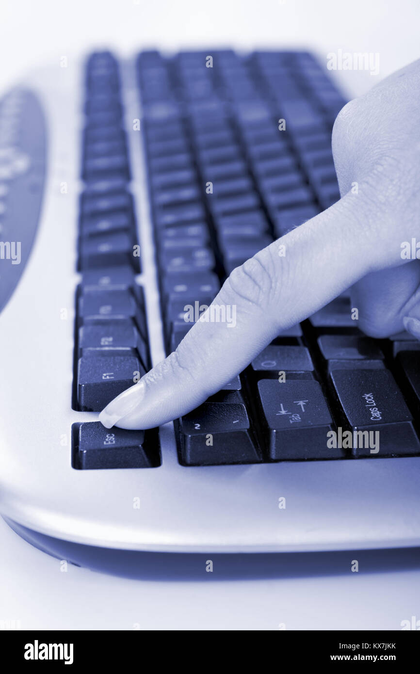 Drücken der Esc-Taste, Finger geben Aufmerksamkeit Stockfoto