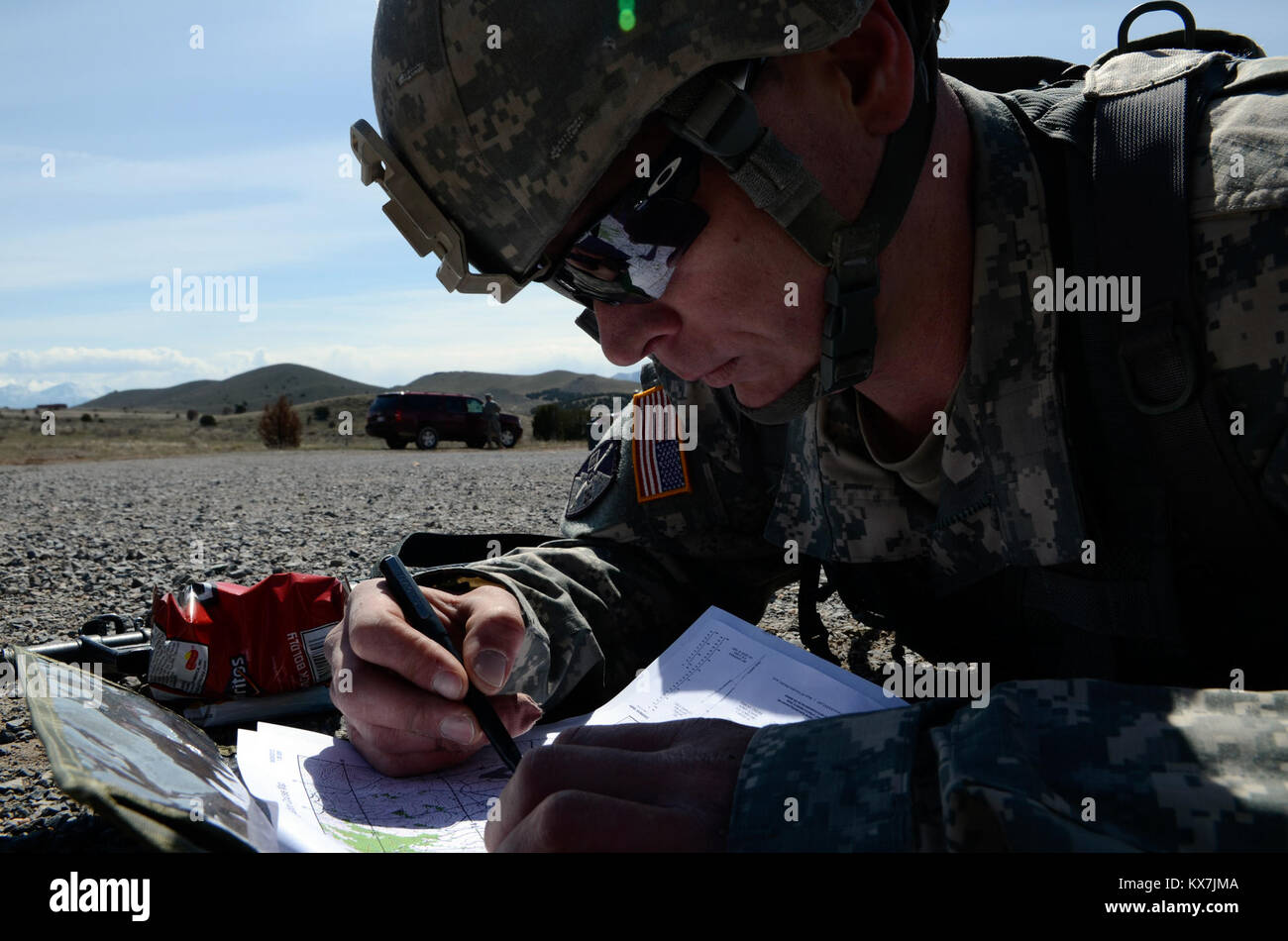 Fotos von Air Force Tech Sgt. Jeremy Stegall Bildunterschrift: SSG Devin Jameson Grundstücke Standorte während der Navigation Lane während der Utah Army National Guard besten Krieger Wettbewerb April 3-5 im Camp Williams, Utah statt. DRAPER, Utah - Drei servicemembers herrschte während der Utah Army National Guard besten Krieger Wettbewerb im Camp Williams April 3-5 durchgeführt. Zwei wird den Staat im Mai im regionalen Wettbewerb. Spc. Alex Davis, Charlie Company, 142 Military Intelligence Battalion; Staff Sgt. Devin Jameson und 1 Sgt. Daniel Fellingham, sowohl von der 640Th regionalen Zug Stockfoto