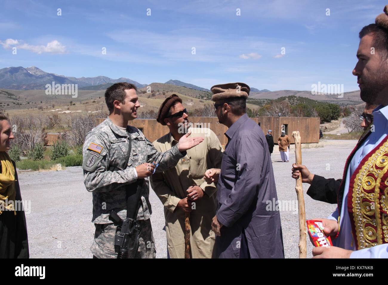 Camp Williams Gastgeber Premier der militärische Geheimdienst TRAININGSLAGER WILLIAMS, Utah - dreizehn Mitgliedstaaten und Kanada gebracht haben mehr als 600 Guard, Finden und aktive Komponente Soldaten hier für Panther Streik 2014 Übung Juni 9-21 für militärische Intelligenz Training. Die 300 Military Intelligence Brigade, Pennsylvania National Guard, entstanden Panther Streik von 2003, der ein Premier vollwertigen Spektrumintelligenz Schulungsveranstaltung gewachsen ist. "Dies ist nicht Ihre durchschnittliche jährliche Schulungen [Veranstaltung]," sagte Oberstleutnant Dave Kirche, Kommandant der in San Francisco ansässigen 223Rd militärischen Nachrichtendienstes Batt Stockfoto