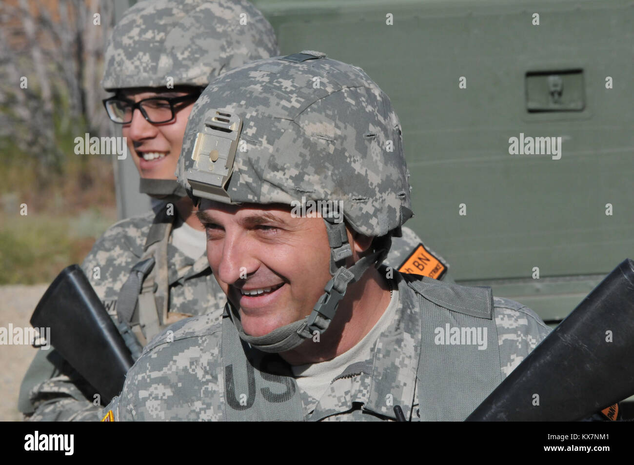 Menschliche Intelligenz Sammler interagieren mit Rolle Spieler während einer nachrichtendienstlichen Mission bei Panther Streik 2014 im Camp Williams, Utah, Juni 17. Während der Übung, mehr als 100 Der militärische Geheimdienst Soldaten zogen lokale Kleidung und besetzten simulierten Afghanische Dörfer. Panther Streik ist eine jährliche Veranstaltung, die den militärischen Geheimdienst Soldaten aus den USA und Partner Nationen für eine große, dynamische, Full-spectrum intelligence Übung. (U.S. Army National Guard Foto Foto/SPC. Brianne M. Roudebush/Freigegeben) Stockfoto