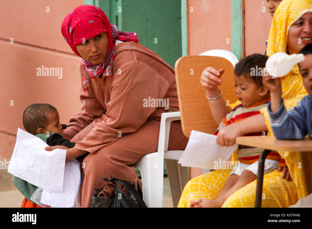 MANIZLA, Marokko - eine Mutter wartet mit ihren Sohn außerhalb der behelfsmäßigen pädiatrische Klinik am ersten Tag der Medizinischen humanitären zivile Unterstützung der Übung afrikanischer Löwe 2010 Mohamed El-Alem Schule in Manizla Mai 18. Als Teil des Afrikanischen Löwen 2010, Ärzten, Zahnärzten, Krankenschwestern und andere medizinische Fachkräfte, die mit der 151 Expeditionary Medical Group, California Air National Guard dienen, zusammen mit marokkanischen Kollegen, die gesundheitliche Versorgung, möglichst viele Menschen in den entlegenen Dörfern der Region Taroudant Marokko bieten, ein Dorf besuchen jeden Tag für fünf Tage. (U.S. Stockfoto
